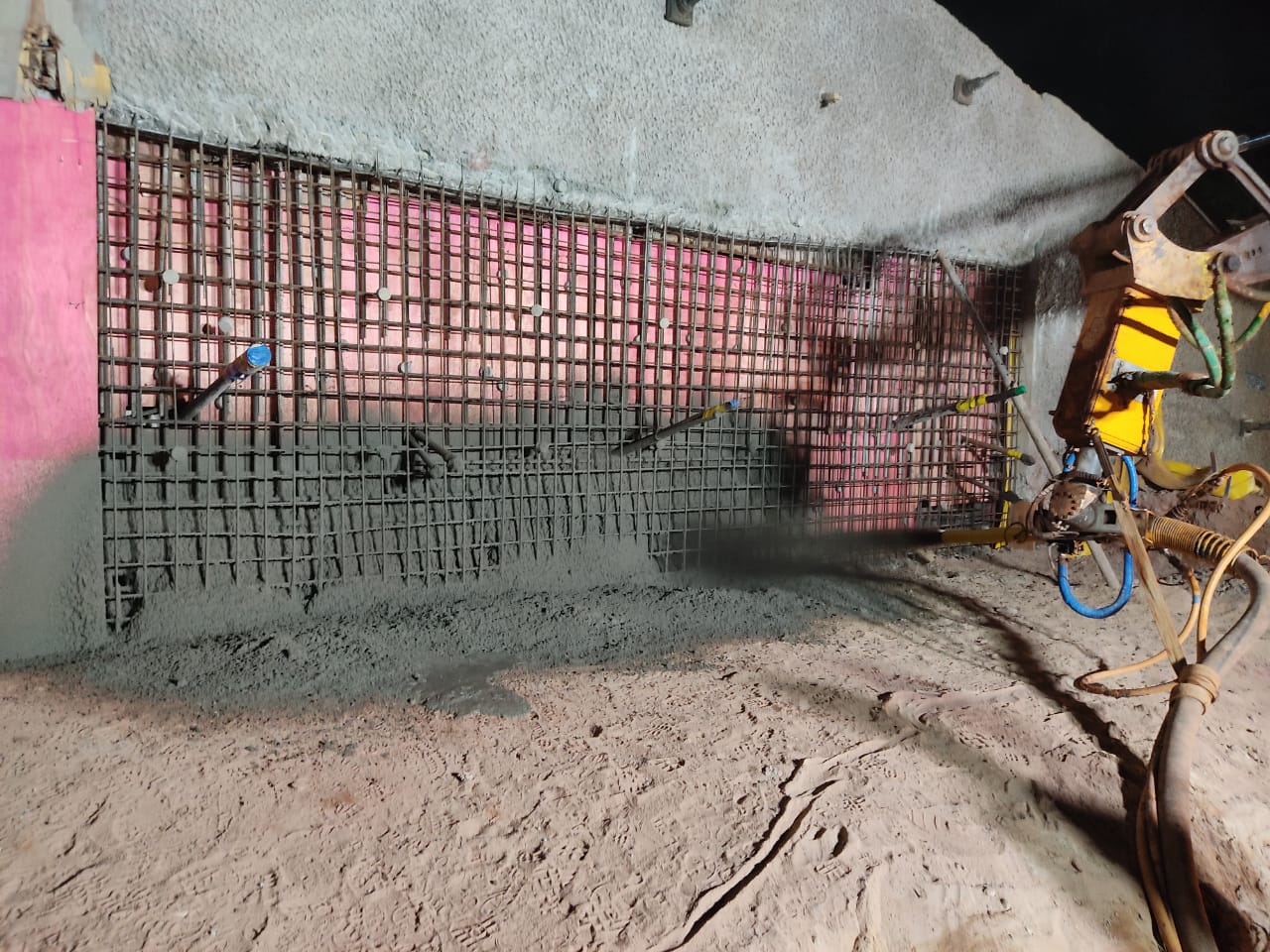 Operação de concreto projetado em túnel com equipamento Aliva
